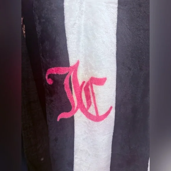 Juicy Couture Black and White Plush Throw - Picture 3 of 7
